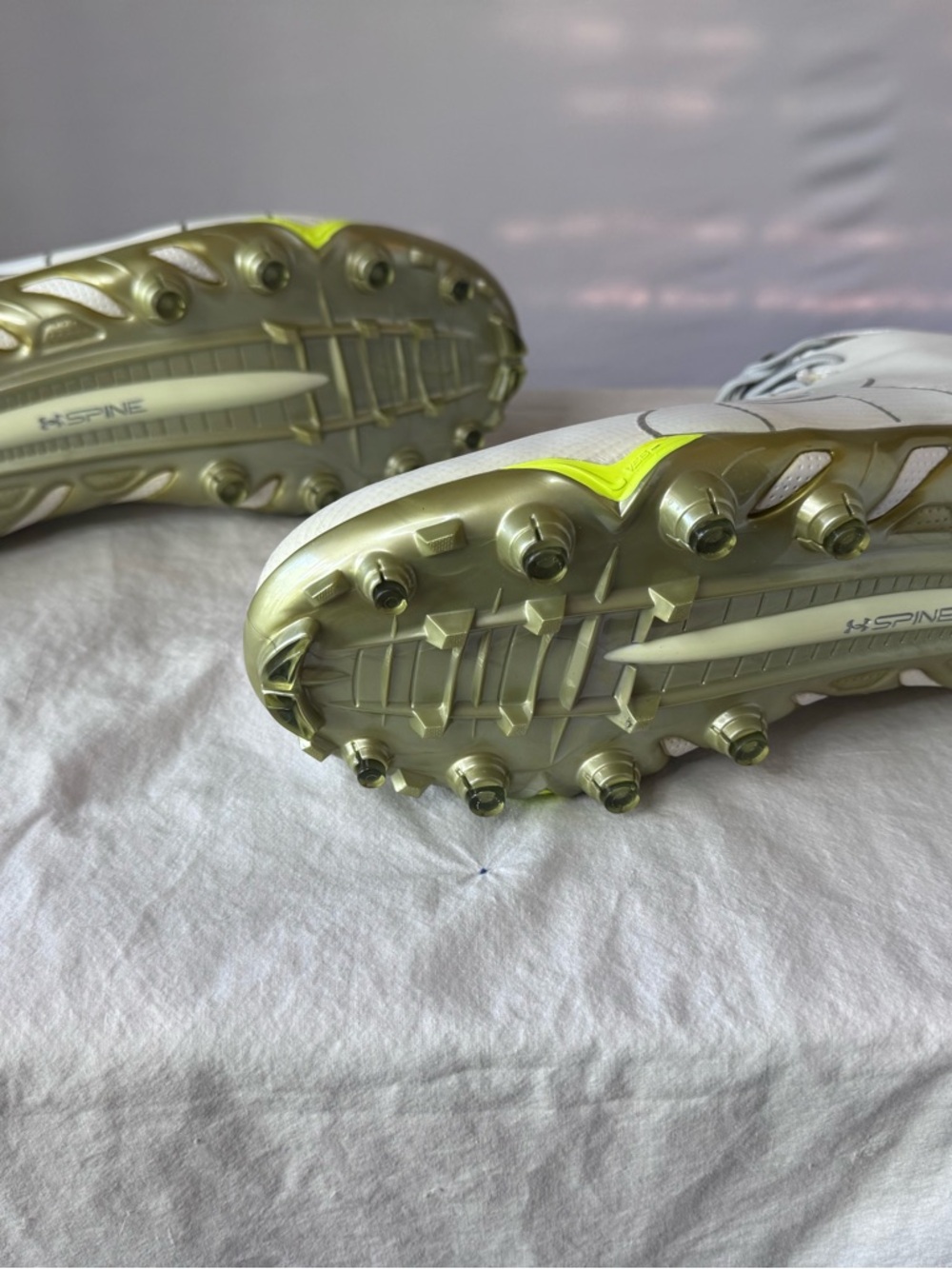 Under Armour Mens Light Gray Athletic Football Cleats with Subtle Lime Trim - Picture 4 of 7
